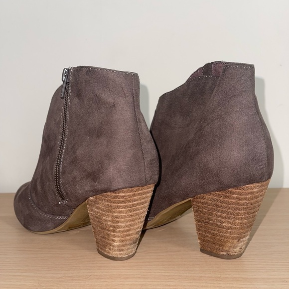 Report | Stacked Heel Ankle Booties - Size 9 - Picture 6 of 11
